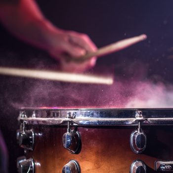 the-drummer-plays-the-drums-HCJRYQR Kopie-min